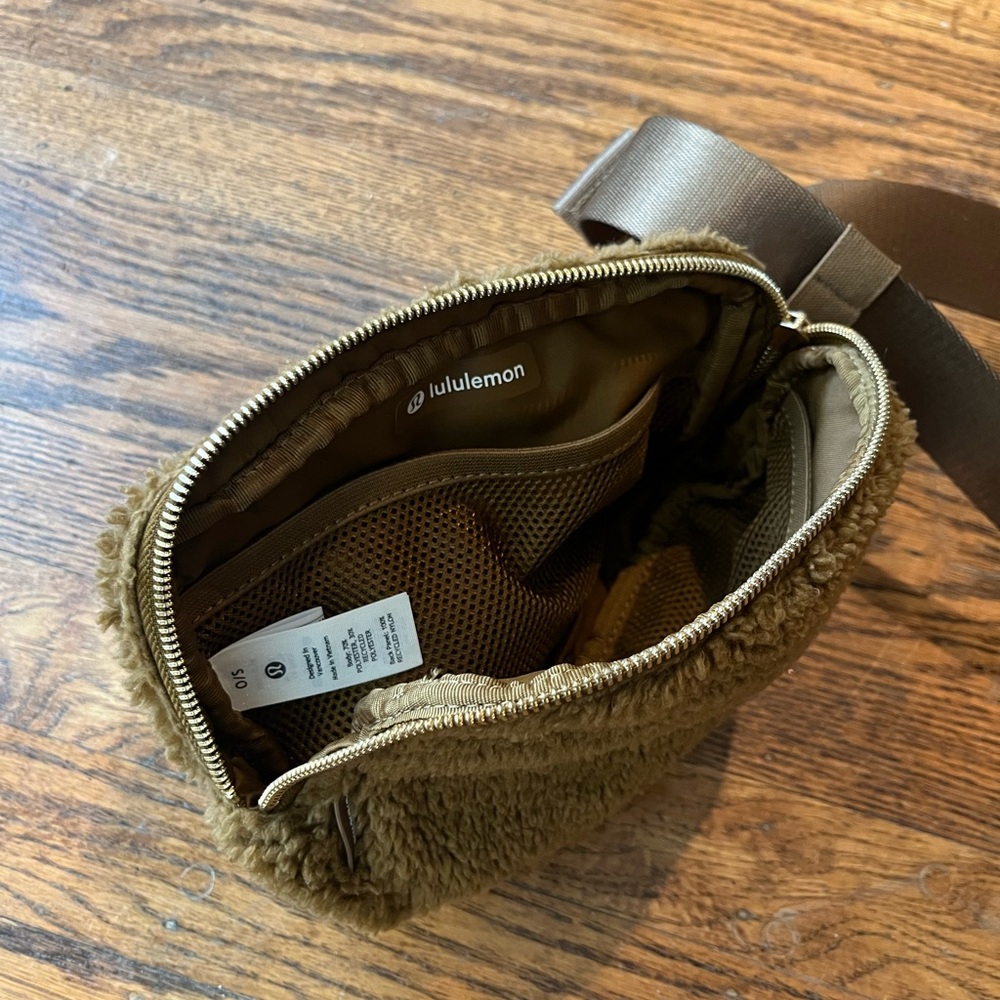 Lululemon Everywhere Brown Sherpa Belt Bag - Picture 5 of 5